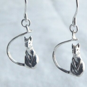 月に座る猫のイヤリング