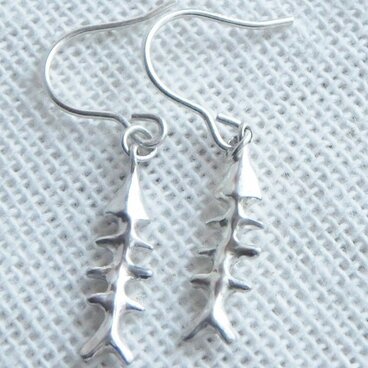 魚の骨のシルバーネックレス