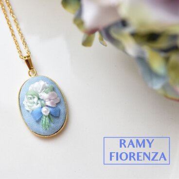 ふっくら水色の花束のロングネックレス