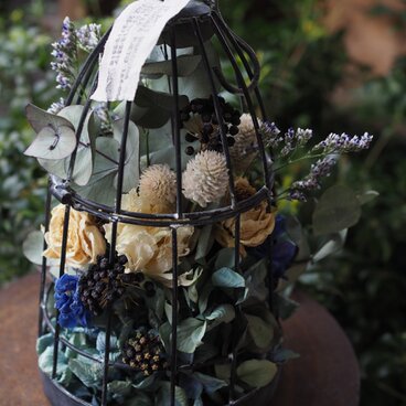 ドライフラワーの鳥かごアレンジ　ホワイト×ブルー