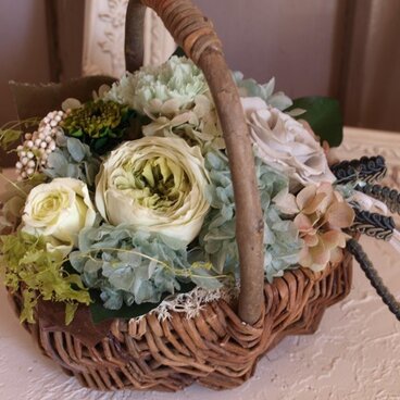 爽やかグリーンのバスケットアレンジ