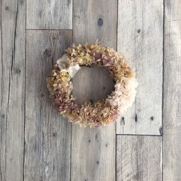 紫陽花とカーネーションのリース ピンクベージュ