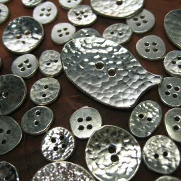 銀のボタン特大