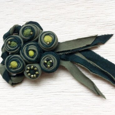 深緑のブローチ