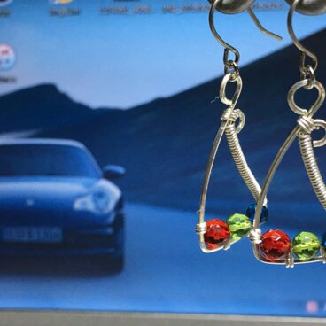 コハクのトライアングルピアス