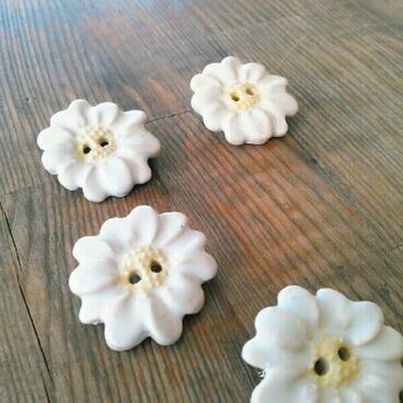 陶器釦（白花）　ブローチ