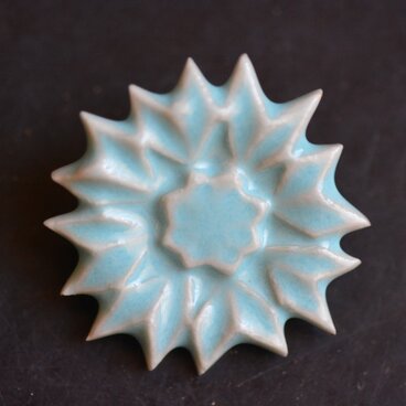 ブローチ薬師草の花　水色