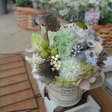 アンティーク風カップのアレンジメント