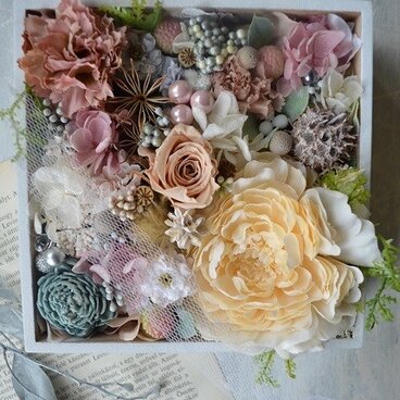 ヌードピンクとアイボリーのボックスアレンジ