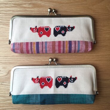 赤べこ黒べこ刺繍がまぐち