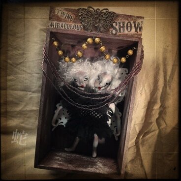 結合双生児ショーガールの壁掛け