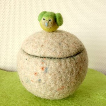 カカポが乗った丸い入れ物