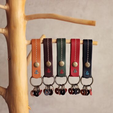 ベルトに付けるレザー製キーホルダー【革６色】・12色の刺繍＆糸カスタム無料・ ac-1