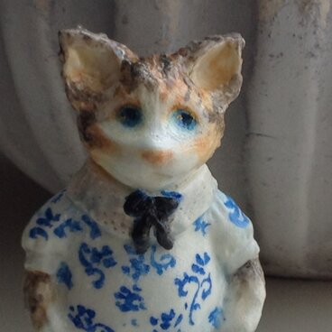 青い花模様の猫