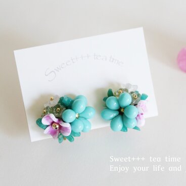 熱帯の花★ヨーロピアンビーズのフラワー刺繍イヤリング