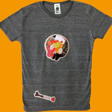 パッチワークのガイコツと骨のTシャツ