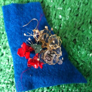 カーネーションと雫のフラワーピアス