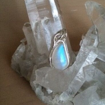 Sweettrap個性的な涙型ロイヤルブルームーンストーントップ