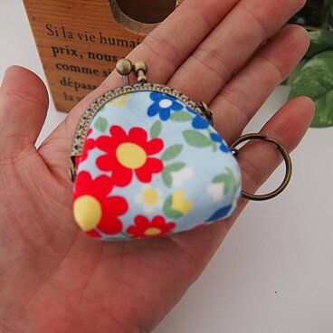 ちびがま口　キーホルダー付き　バッグチャームにも　コットン花柄プリント
