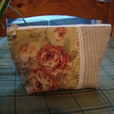 麻であしらえたポーチ、現品のみです。