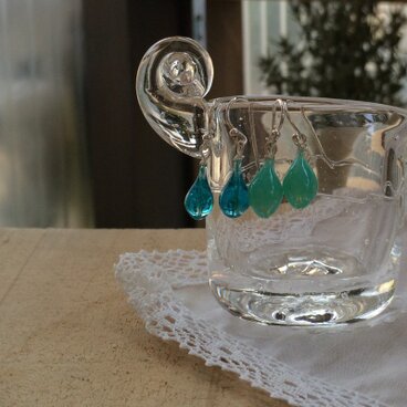 ガラス雫ピアス