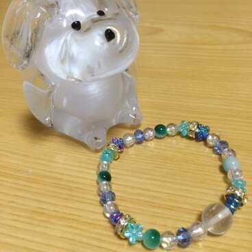 送料無料！！紫陽花色　梅雨の雨にきらめくビーズブレスレット