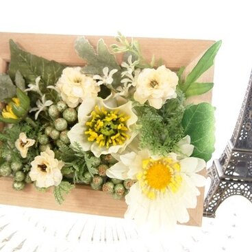 癒され小花のフレームアレンジ・クリスマスローズ