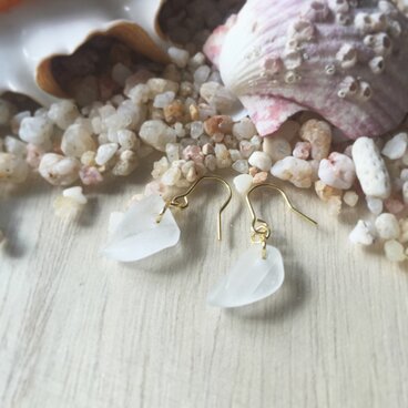 変形シーグラスのピアス/イヤリング