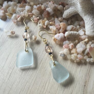 水色シーグラスのゆらゆらピアス/イヤリング