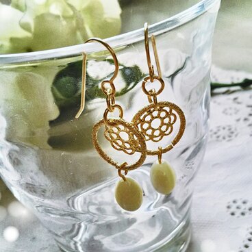 白蝶貝のドロップピアス　