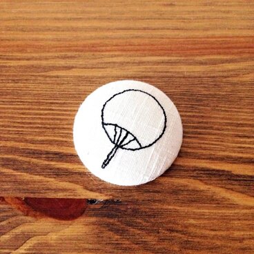 刺繍ボタンブローチ　「うちわ」