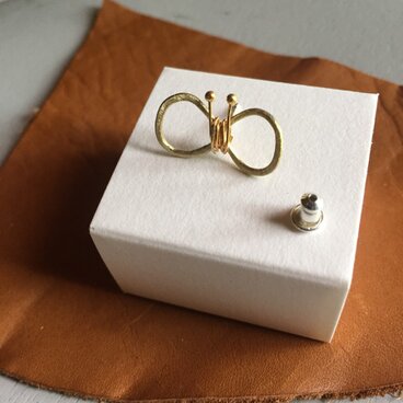 真鍮のちょうちょピアス