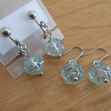 チェコローズガラスのイヤリング