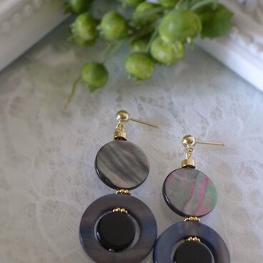 ブラックシェル＆オニキス　ベルピアス