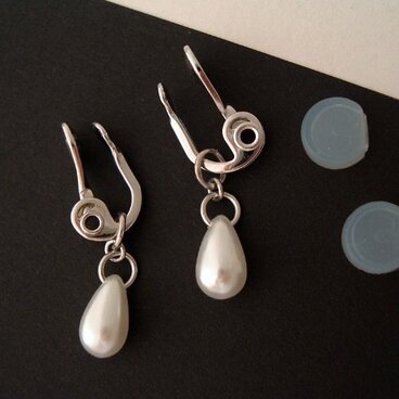 耳に優しい★イヤリング　しずく型パール