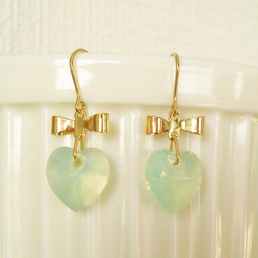 ハートのスワロと小さめリボンのピアス（クリソライトオパール）