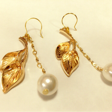 フラワーとパールのナチュラルピアス