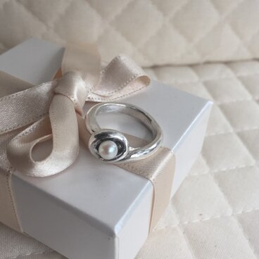 アコヤ貝のしなやかライン リング
