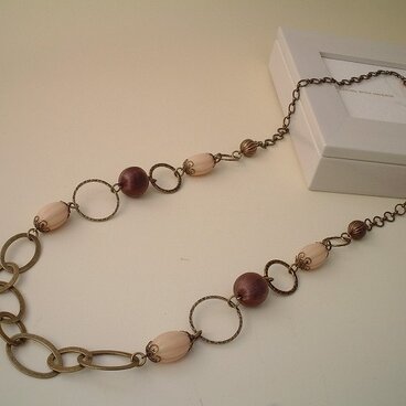 ミルキーカラーのナツメビーズとチェーンのネックレス