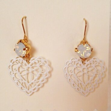 ハートのレースと小さいスワロのピアス（ホワイトオパール）