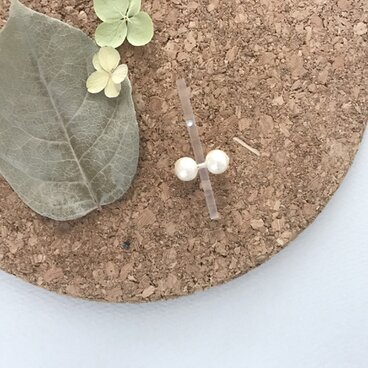 アクリルでできたコットンパールのつぶつぶピアス