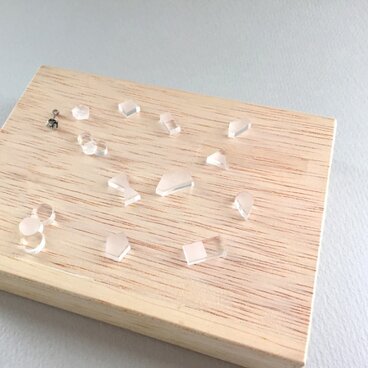 アクリルでできたカケラたちのピアス