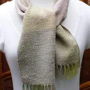 【No.0438】手織り草木染マフラー（絹100%）
