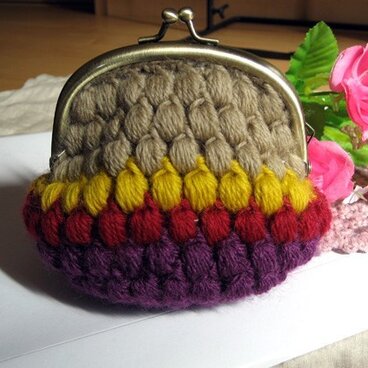 ころんとした姿が可愛い玉編みのがま口 * 紫系