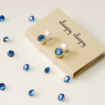 スワロフスキーとパールセントホワイトのノンホールピアス（カプリブルー）