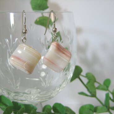 ホワイトメノウピアス