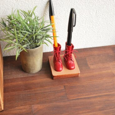 編み上げブーツのペン立て　赤