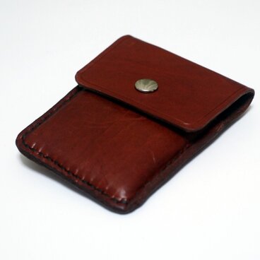 モバイルバッテリーと革のケース