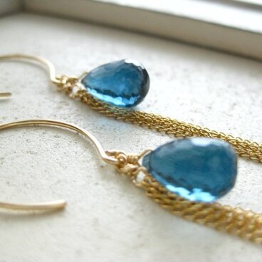 ロンドンブルートパーズのロングチェーンピアス