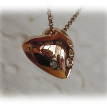 「Serendipity」ハート型のゴールドペンダント（AU750PG)